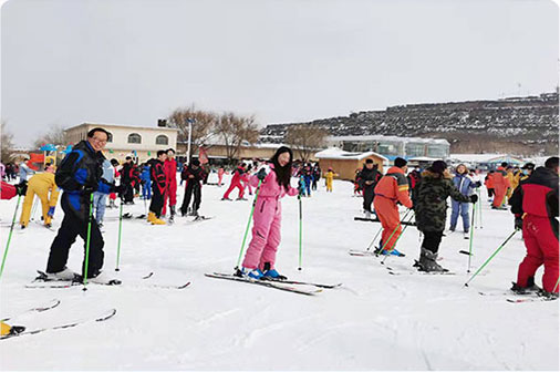 “速度与翱翔，欢喜与欢笑绽放在雪地”冬季拓...